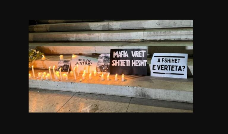 Marshimi për Eglin, familjarët ndezin qirinj te shkallët e Kryeministrisë