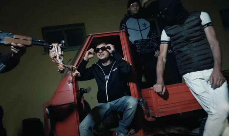 VIDEO/ ”Mama Gang”, reperi i ri LIKE e nis karrierën me një projekt unik: Askush nuk mund të të gjykojë, veç Zoti dhe mami