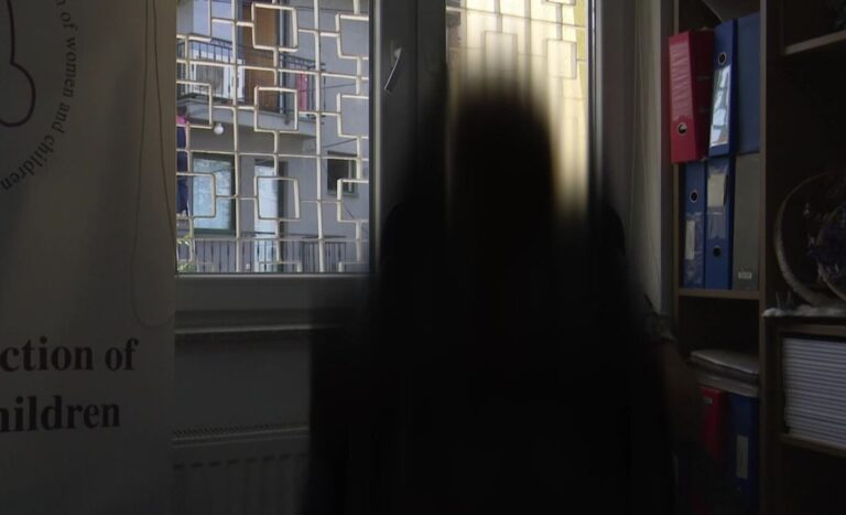 Zëri i Amerikës: Kosovë, tetë gra në ditë viktima të dhunës në familje