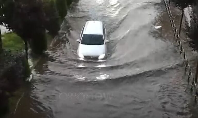 Librazhd, i gjithë qyteti në ujë