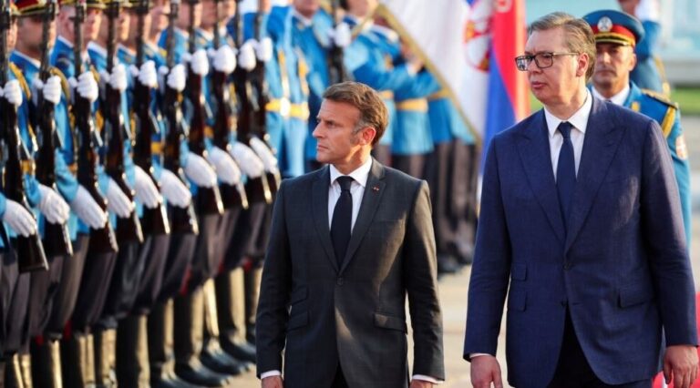 Presidenti francez në Serbi për të diskutuar lidhjet e saj me BE-në, shitjen e avionëve ushtarakë dhe marrëdhëniet me Kosovën