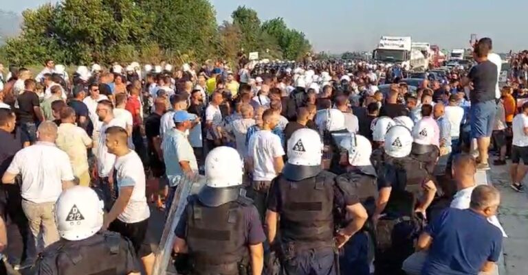 VIDEO/ Banorët bllokojnë lëvizjen në Thumanë-Kashar: S’kemi rrugë për të shkuar në punë