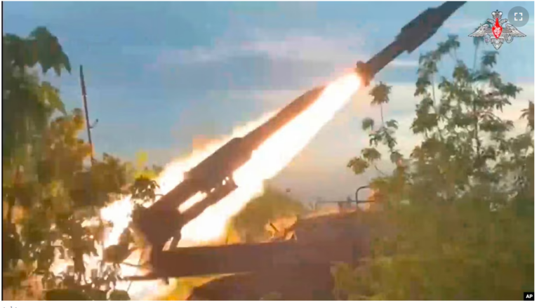 “Zëri i Amerikës”: Rusia fillon sulm total mbi Ukrainë me mbi 200 raketa e dronë
