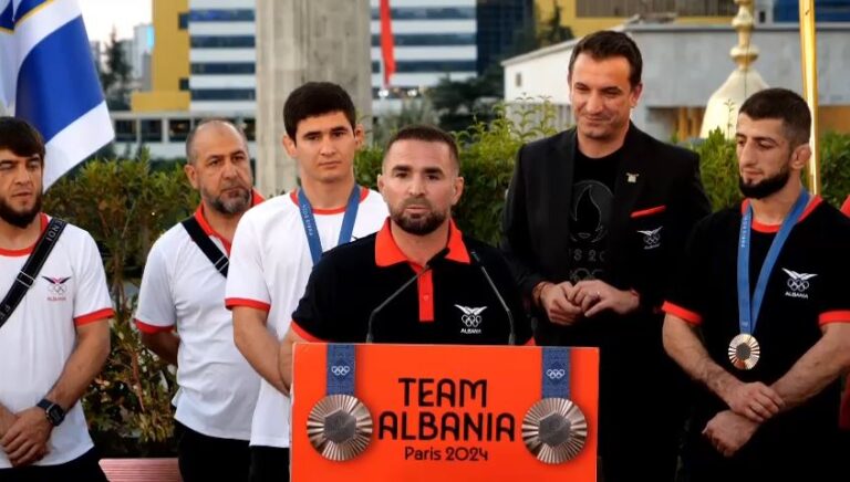 VIDEO/ Presidenti i Federatës së Mundjes kërkon revansh ndaj Veliajt. Ia thotë në sy te tarraca e Bashkisë