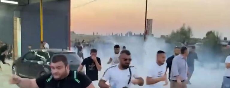 VIDEO/ Protesta në aksin Thumanë-Kashar, policia hedh gaz lotsjellës drejt banorëve