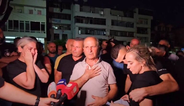 Qytetarët homazhe në rrugë, motra e Egli Progës: I ka mbyllur gojën këtij qyteti dhe vëllait tim i mbyllën jetën