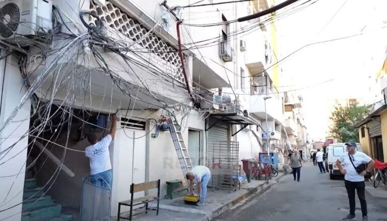 Shkodër, bashkia heq telat e kabujt mbi kokat e njerëzve që janë si rrjeta merimangash