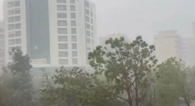 Stuhia godet Vlorën, boshatisen plazhet, Moti i keq ka krijuar edhe trafik të rënduar në disa akse
