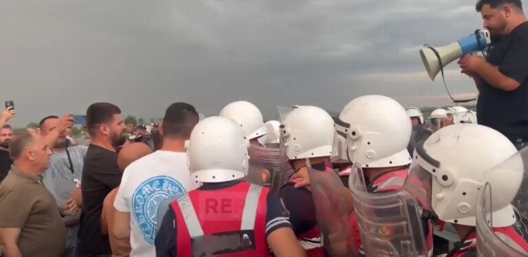 Banorët sfidojnë shiun, protestë për aksin Thumanë-Kashar. Forca të shumta policie në zonë