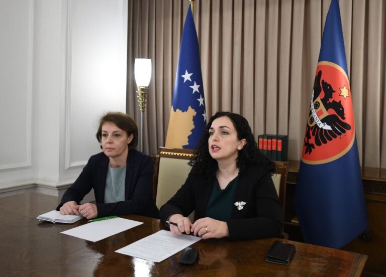 VIDEO/ Presidentja dhe ministrja i bëjnë ”Diss” njëra-tjetrës me këngët e Dafinës