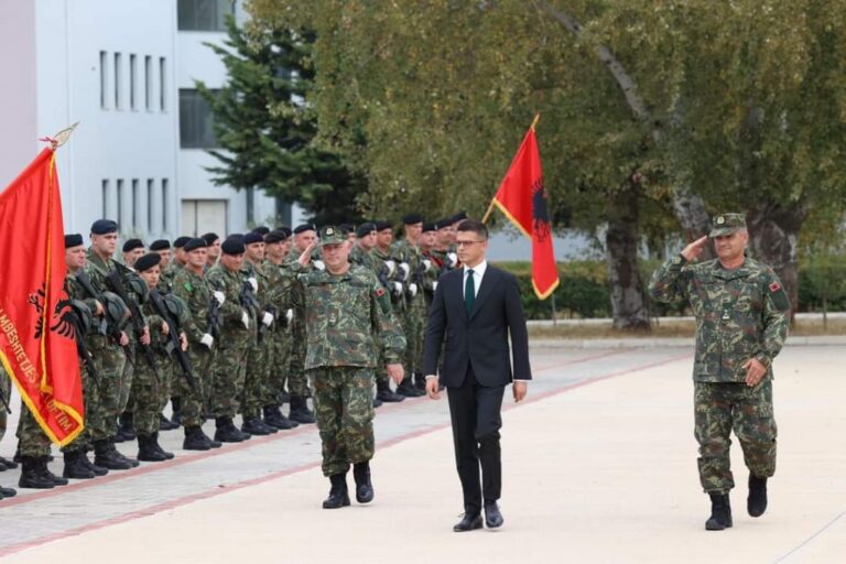 Ministri i Mbrojtjes, Pirro Vëngu vizitë në bazën e Forcave Tokësore në Zall-Herr: Rekord aplikimesh tek Akademia e FA