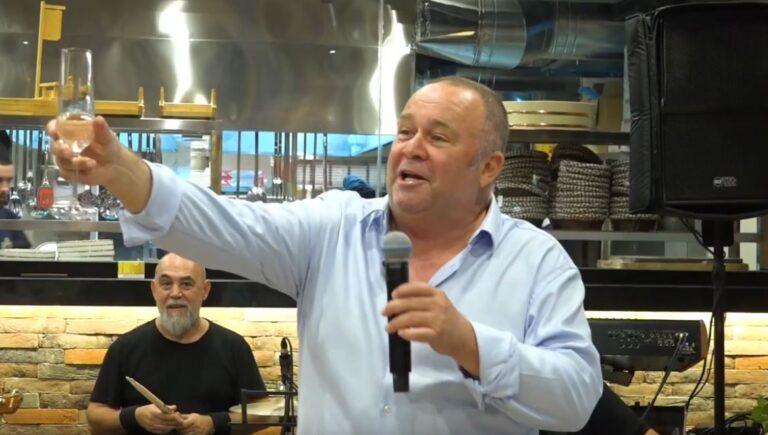 Gjergj Luca i bën gjërat me art, me pasion dhe me zhurmë. Arti është gen, pasionin e ka mësuar vetë, ndërsa zhurma është jeta shqiptare