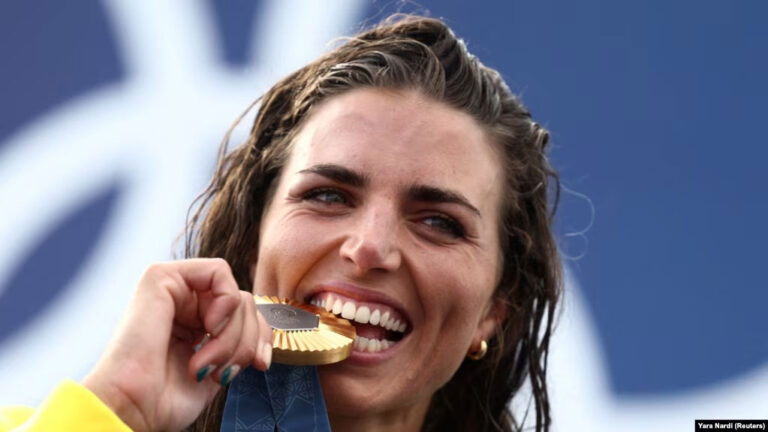 A e dini se pse fituesit e sfidave olimpike kafshojnë medaljet e arta?