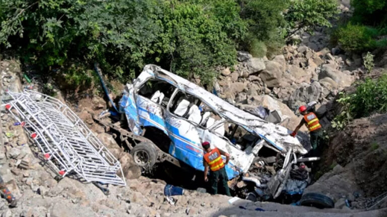 Së paku 35 kanë humbur jetën dhe dhjetëra të tjerë janë lënduar si pasojë e dy aksidenteve