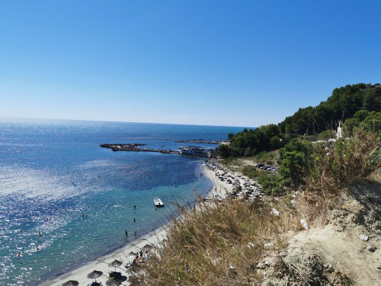 Plazhi i Currilave, një pikë kryesore e turizmit në Durrës. Pushuesit vlerësojnë për ujin e pastër dhe natyrën e bukur