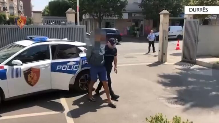 Durrës, policia vë në pranga plaçkitësit e taksistëve