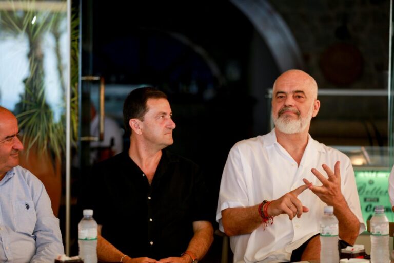 ”Restorantet VIP që kanë rritur çmimet ia kanë futur vetes”, Rama: Do i detyrojmë të gjithë që çmimet t’i vendosin në hyrje