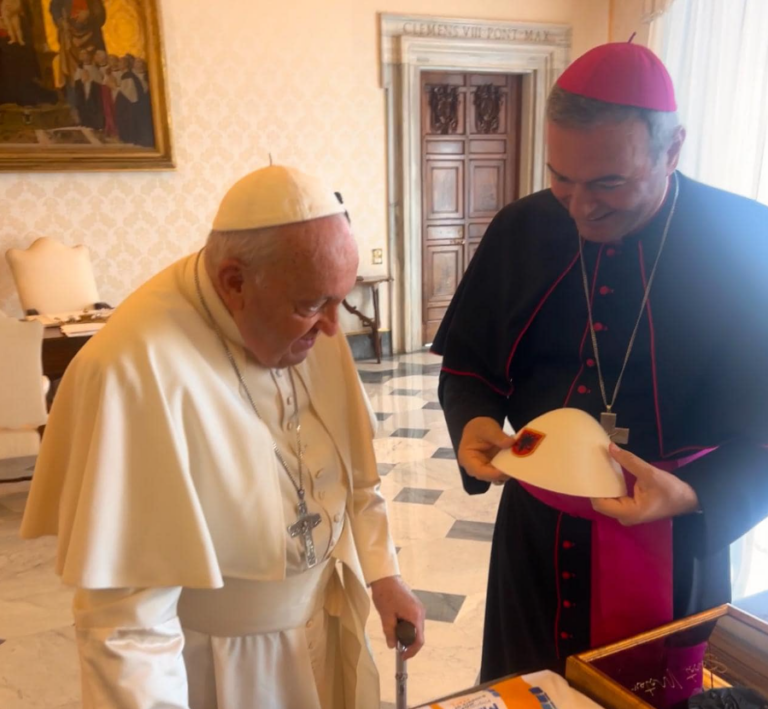 FOTO/ Papa Françesku pret Arqipeshkvin Imzot Arjan Dodaj, merr si dhuratë edhe një qeleshe me flamurin kuqezi