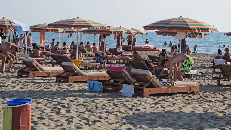 Rama ndan pamje nga plazhi i Semanit