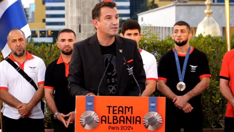 Ceremoni në Bashki për ekipin olimpik, Veliaj: Sukses i paimagjinuar më parë për Shqipërinë. Të lëmë cic-micet dhe të bëhemi bashkë
