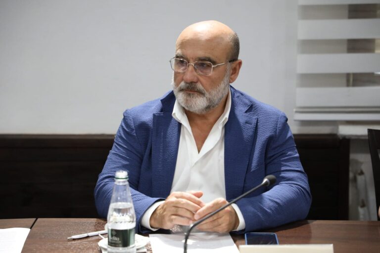 Duhen 84 vota në Kuvend për 46 bashki, deputeti socialist Vullnet Sinaj ndryshon qëndrim