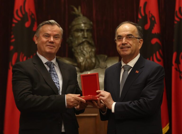 Presidenti Begaj dekoron botuesin e KOHA JONE në 33-vjetorin e daljes së numrit të parë si e pavarur