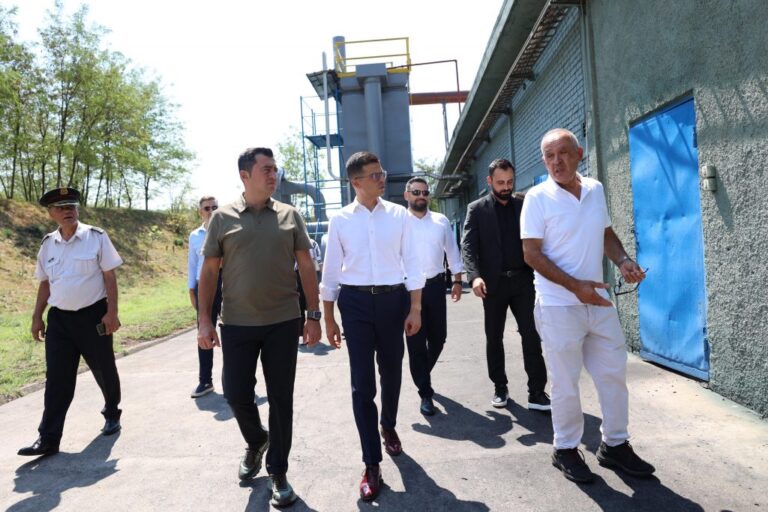VIDEO/Merr jetë ligji për rivitalizimin e industrisë ushtarake, ministri Pirro Vengu viziton uzinën e Mjekësit