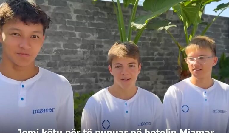 Historia e tre adoleshentëve nga Anglia që kanë ardhur të punojnë e pushojnë në Himarë (VIDEO)