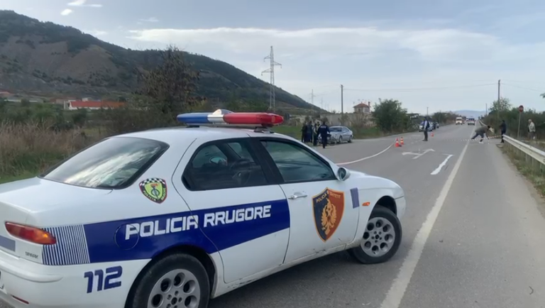 Furgoni me pasagjerë përplaset me kamionin në Pogradec, dy të plagosur