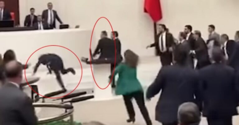 Përplasje fizike mes deputetëve në parlamentin turk