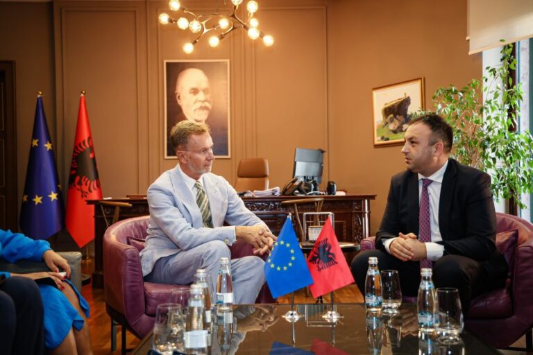 Ambasadori Gonzato takohet me ministrin Hoxha: Sundimi i ligjit thelbësor për anëtarësimin e Shqipërisë në BE