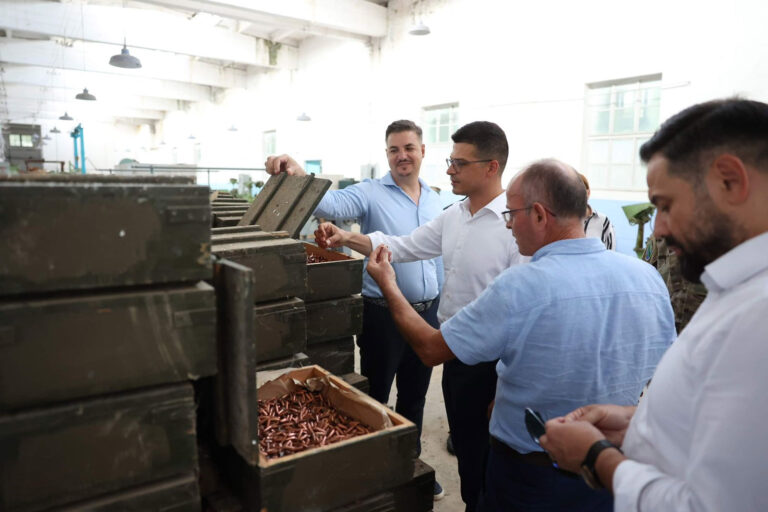 Ministri i Mbrojtjes, Pirro Vengu në uzinën e armëve në Gramsh: Do rikthejmë edhe kombinatin e Poliçanit