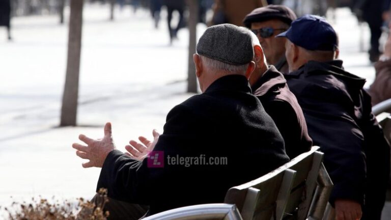 Pensionistët e Kosovës të ashpër me Qeverinë: Është krim dhe turpi i Zotit se sa para marrim