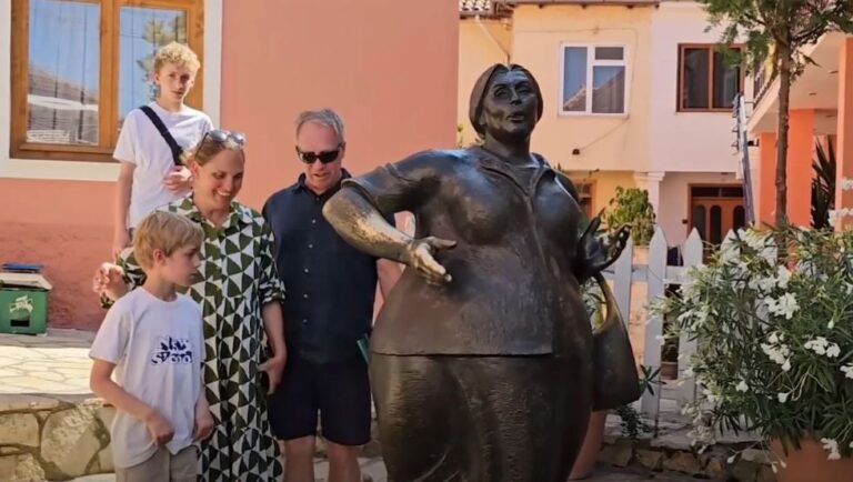 Historia e familjes nga Afrika e Jugut që ka zgjedhur Shqipërinë kryqetërthor për pushime (VIDEO)
