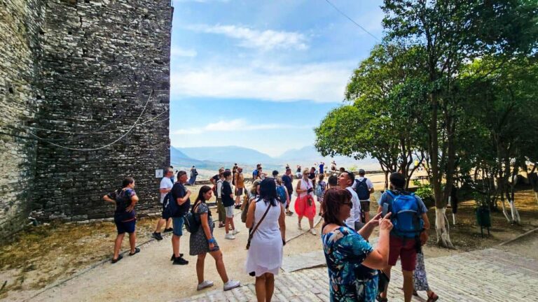 Kalaja e Gjirokastrës e mbushur plot me turistë nga e gjithë bota (Pamjet)
