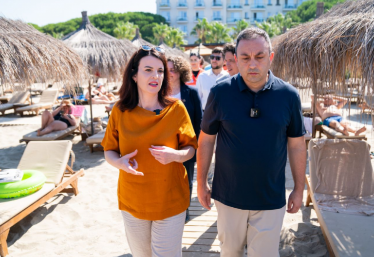 FOTO/ Pajisje jetëshpëtuese në bregdetin e Golemit, Koçiu: Bashkëpunim mes institucioneve për rritjen e sigurisë në plazhe