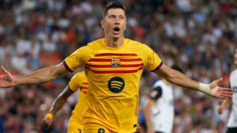 Lewandowski kalon legjendën Johan Cruyff te Barcelona