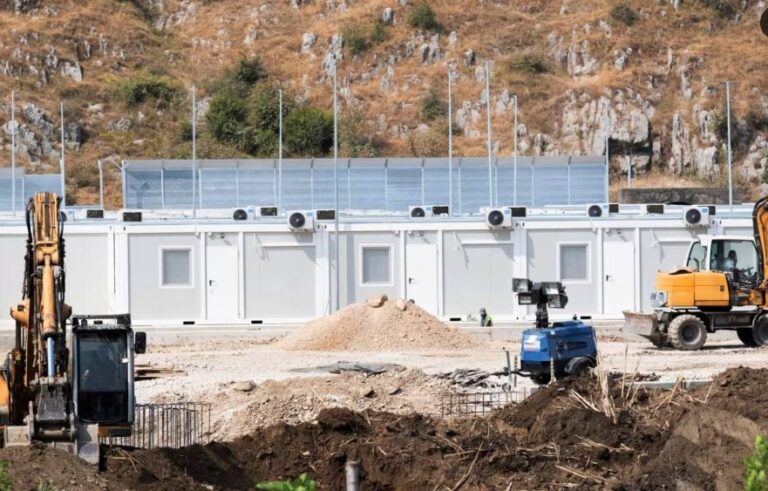 Marrëveshja Shqipëri – Itali, vijon ende puna në një nga qendrat e pritjes së emigrantëve