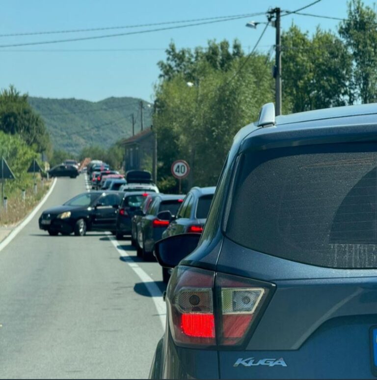 Radhë kilometrike në dyja anët pikës kufitare në Muriqan