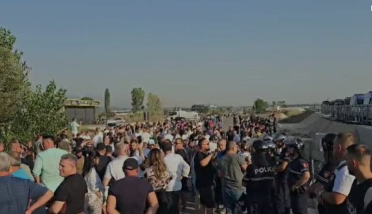 Banorët rikthehen në protestë kundër aksit Thumanë-Kashar