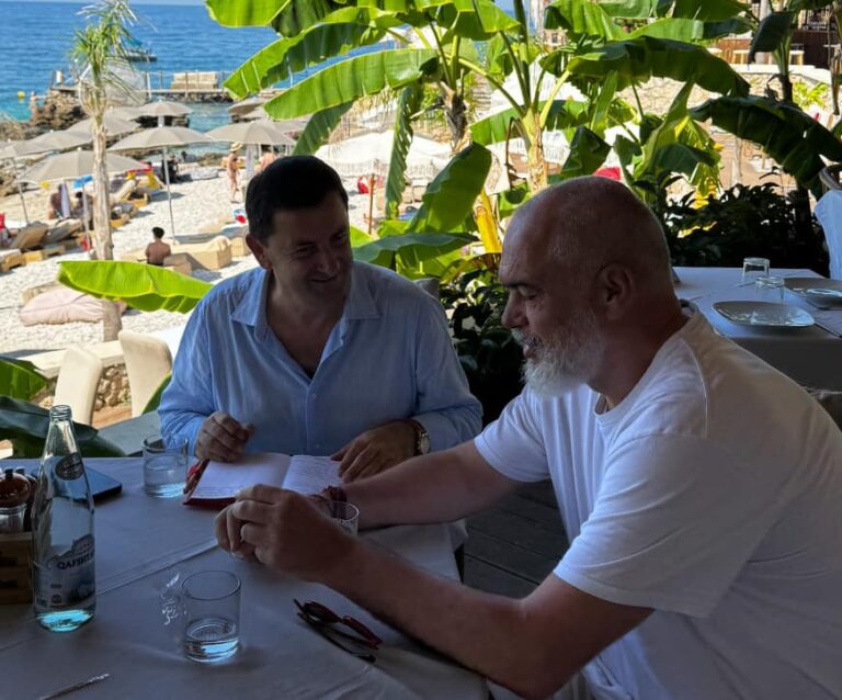 Rama: “Shëno Vangjel!”. Tavo me laps e me bllok shënimesh me vete, merr frymë 1 herë në minutë para “Kreut të Regjimit”