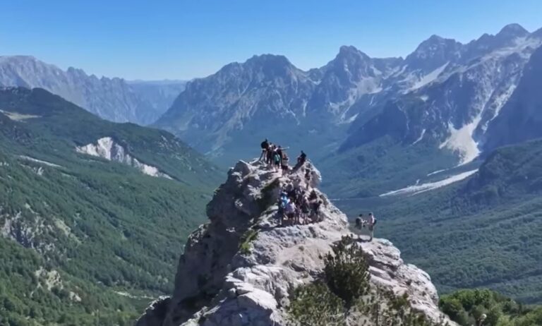 Pamje fantastike nga Qafa e Valbonës, ndër bukuritë alpine më të vizituara nga turistët këtë sezon (VIDEO)