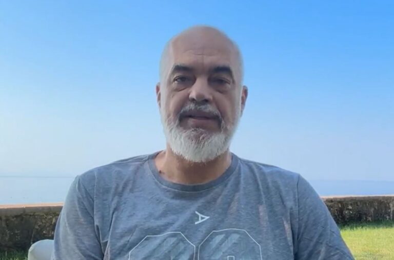 Kryeministri Rama nga pushimet në Dhërmi: Ja shifrat rekord të turistëve për gojët me qime që thonë “u zbraz Shqipëria”