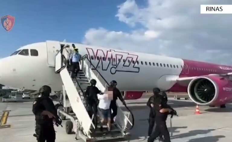 VIDEO/ Ekstradohet nga Abu Dhabi në Rinas i shumëkërkuari me tre emra. Me duart në pranga, i rrethuar nga policia