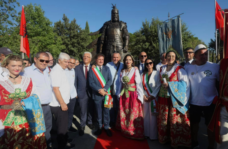 Elisa Spiropali te “Hora e Arbëresheve” në Siçili (foto dhe video)