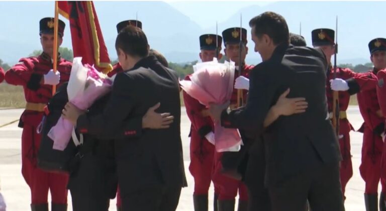 Mbërrin në Tiranë ekipi shqiptar në Lojërat Olimpike. Priten me ceromoni dhe tapet të kuq në Rinas