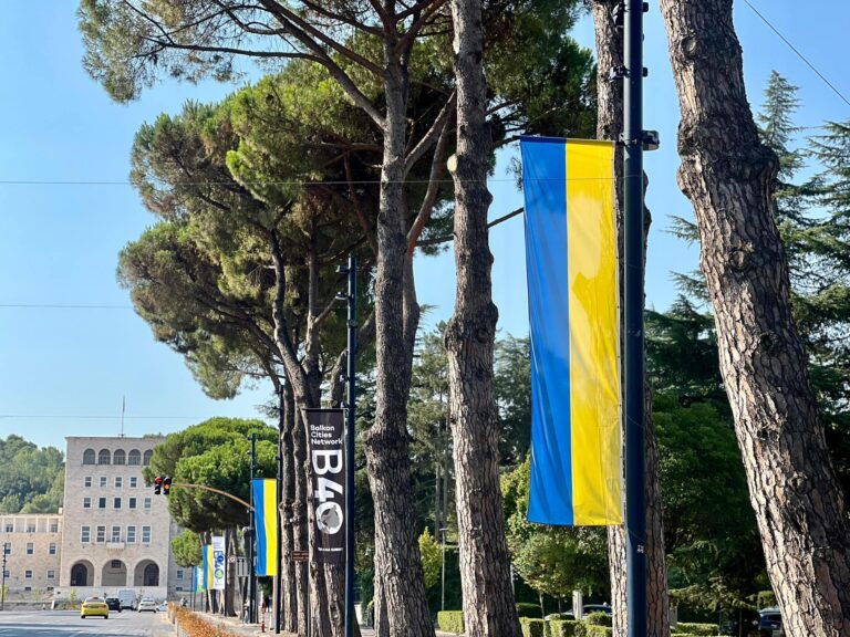 Në ditën e Pavarësisë, Tirana e veshur me ngjyrat e Ukrainës