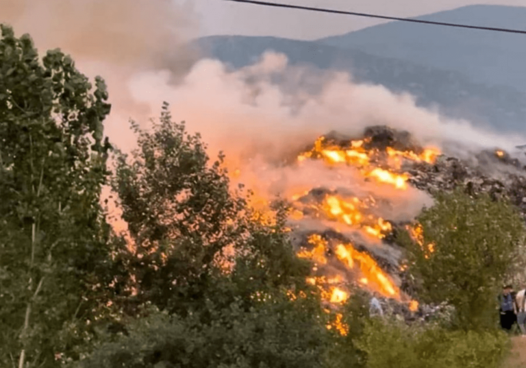 Theth, flakët avancojnë prej erës së fortë