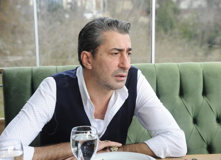 FOTO/ ”U ndjeva si në shtëpinë time”, aktori turk në Tiranë. Takohet edhe me gazetarin Redjon Shtylla