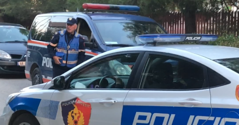 Grabitet një taksist, dy persona i vjedhin paratë dhe largohen